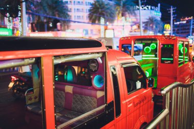 Phuket, Tayland-Mart 2, 2019: tuk tuk, bir caddenin bir köşesinde geleneksel bir Tay taksi.