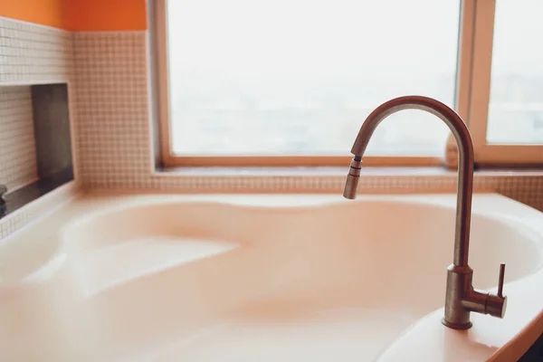 Интерьер роскошной квартиры меблирован, удобная ванная комната с джакузи . — стоковое фото