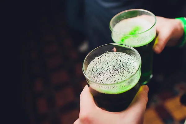 Barmann Hände gießt ein Pils in ein Glas. — Stockfoto