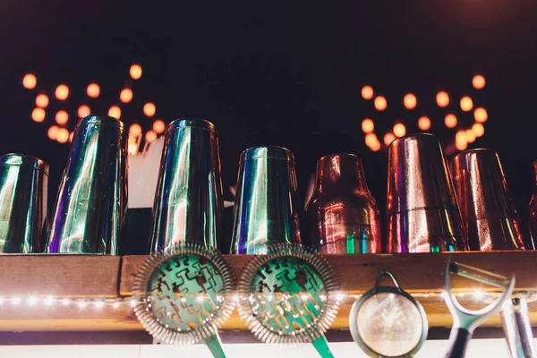 Barmans lieu de travail dans un bar moderne pour le fond . — Photo