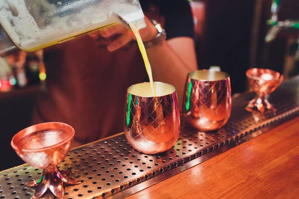 Barmans arbets plats i modern bar för bakgrund. — Stockfoto