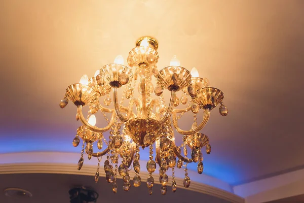 饭厅天花板上的菊花吊灯，用奢华的色调调整画面。装饰典雅的古典风格与当代室内概念. — 图库照片