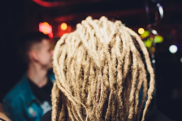 Dreadlocks na cabeça de uma jovem. Rapariga com tranças africanas. Vista de trás . — Fotografia de Stock