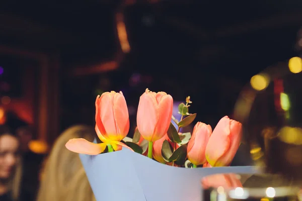 Rosa y blanco tulipán detrás de las barras de color . —  Fotos de Stock