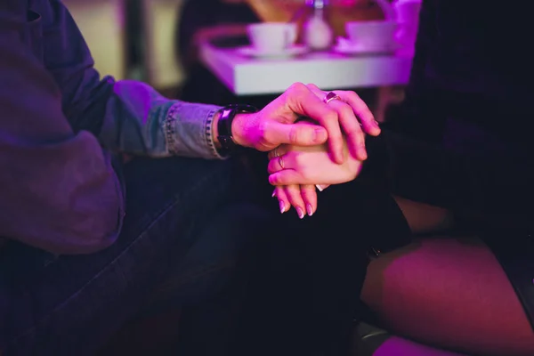 Szczęśliwa para miłosna trzyma ręce w restauracji. — Zdjęcie stockowe