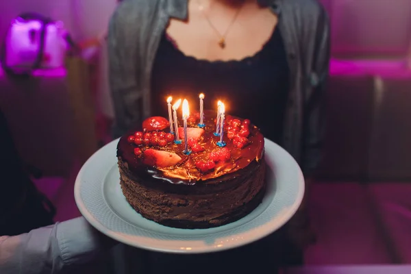 Születésnapi torta gyertyákkal, fényes fényekkel bokeh. — Stock Fotó