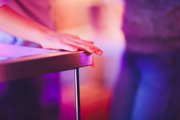 Närbild på kvinnliga händer knäppta i bön på ett träbord. — Stockfoto