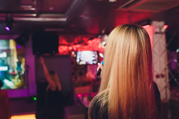 행복 한 금발 노래 노래방 술집에서 마이크에. — 스톡 사진