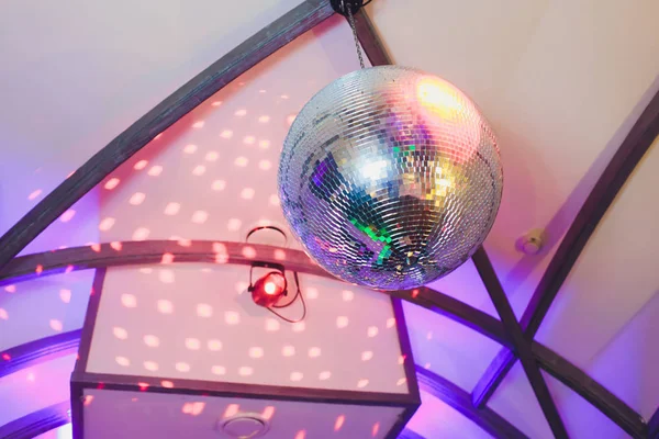 Disco bal met vuurwerk, Night Party achtergrond foto. — Stockfoto