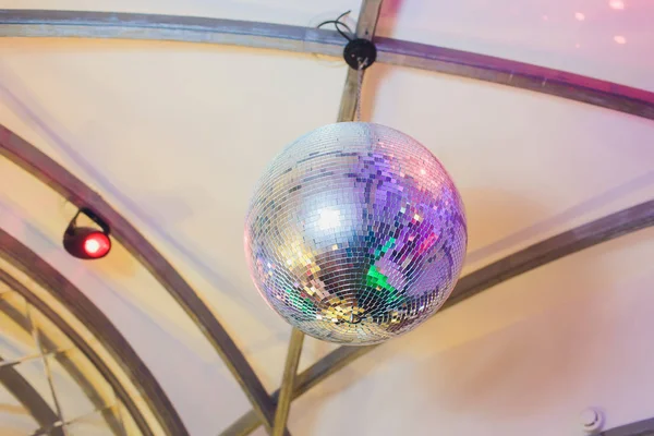 Bola de discoteca con fuegos artificiales, foto de fondo de fiesta de noche . —  Fotos de Stock
