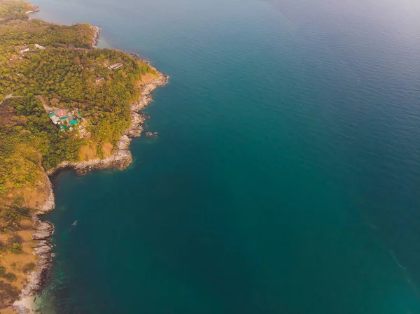 Phomthep o Promthep icono de la cueva de Phuket, Tailandia. Vista aérea desde la cámara del dron del punto de vista de la cueva Phromthep en Phuket . — Foto de Stock