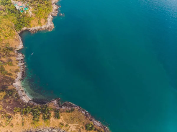 Phomthep o Promthep icono de la cueva de Phuket, Tailandia. Vista aérea desde la cámara del dron del punto de vista de la cueva Phromthep en Phuket . — Foto de Stock