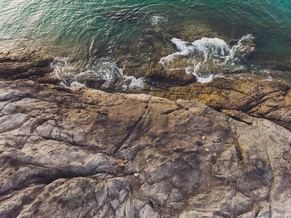 Vista aerea delle onde dell'oceano e fantastica costa rocciosa. — Foto Stock