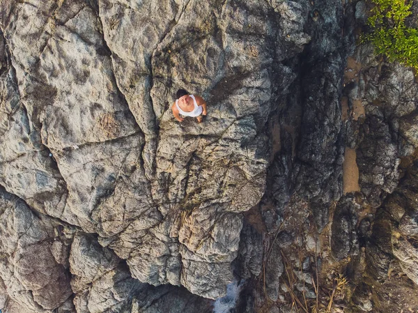 O homem aventureiro está em pé no topo da montanha e desfrutando da bela vista durante um pôr do sol vibrante. Lindo. — Fotografia de Stock