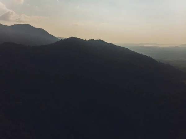 Pemandangan indah di bagian utara Thailand atas lembah gunung saat matahari terbit memberikan warna yang indah pada kabut di lapangan fokus selektif dan pergeseran keseimbangan putih diterapkan . — Stok Foto