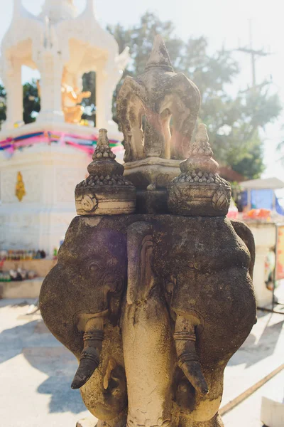 Elefánt szobor Ázsia Thaiföld buddhista templomban. — Stock Fotó