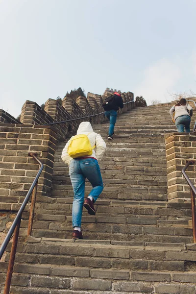 Joven turista extranjero está escalando la Gran Muralla de China en un hermoso día . — Foto de Stock