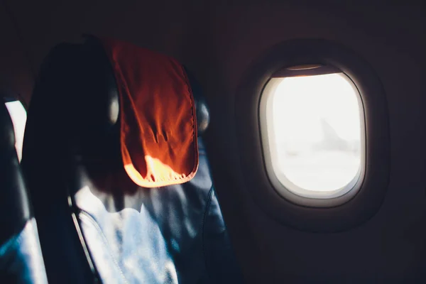 飞机座椅和飞机与观云海的内部窗口. — 图库照片