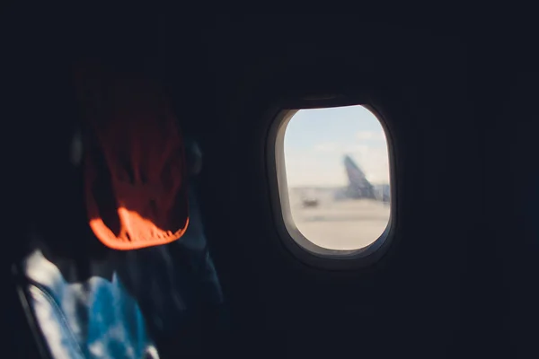 Airplane seat and window inside an aircraft with view of clouds. — Stock Photo, Image