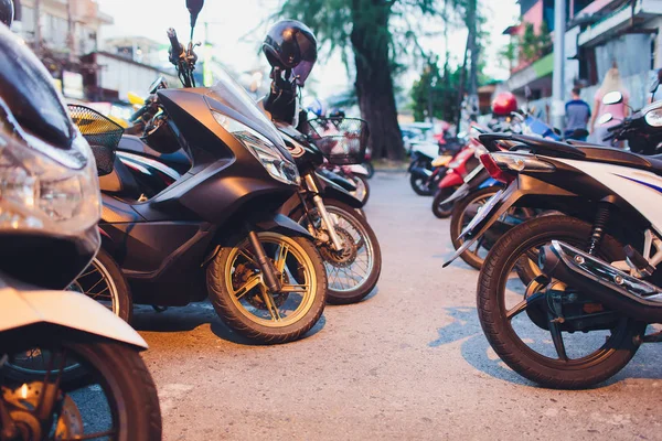 Banyak skuter di tempat parkir, latar belakang. Para mafia ada di jalanan. sepeda untuk disewakan . — Stok Foto