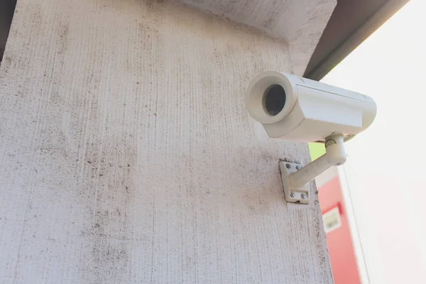 Cámara CCTV o vigilancia instalada en la pared . —  Fotos de Stock