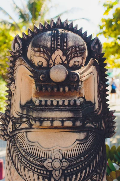 Az oroszlán-szobor egy buddhista templomban Phuket, Thaiföld. — Stock Fotó