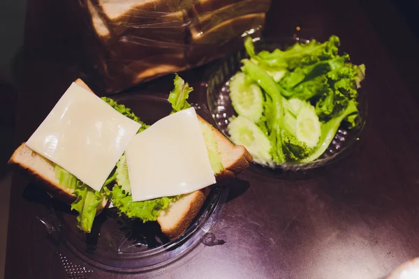Σπιτική σάντουιτς, σπιτικό φαγητό, ένα σάντουιτς με λάχανο και τυρί. — Φωτογραφία Αρχείου