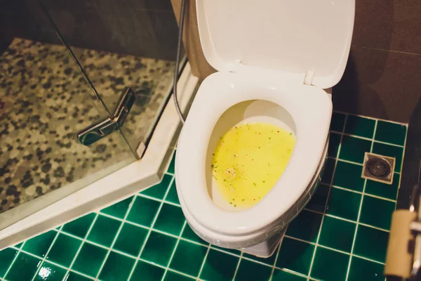 Banheiro sujo com um vaso sanitário cheio de vômito . — Fotografia de Stock