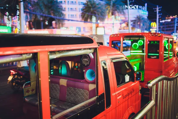 Phuket, Tayland-Mart 2, 2019: tuk tuk, bir caddenin bir köşesinde geleneksel bir Tay taksi.