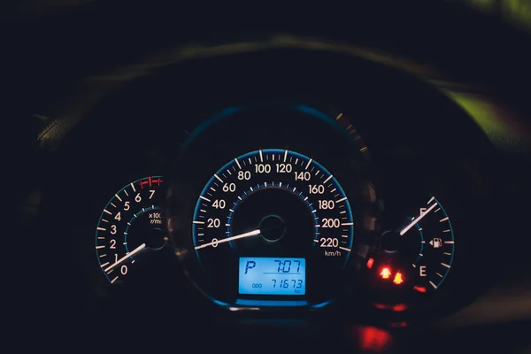 Close-up opname van een snelheidsmeter in een auto. — Stockfoto