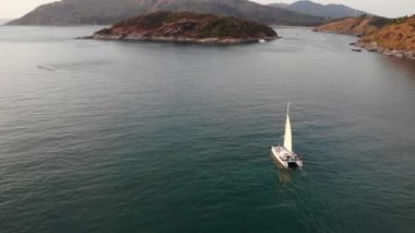 Phuket adadan Andaman Denizi bakan güzel Promthep Cape hava drone görünümü.