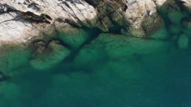 Okyanus dalgalarının ve muhteşem Rocky sahillerinin havadan görünüşü.