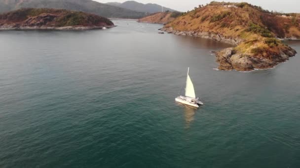 Drohnenblick auf das schöne Promthep-Kap mit Blick auf das andamanische Meer von der Insel Phuket. — Stockvideo