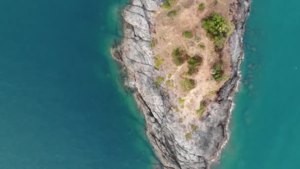 Phomthep oder promthep Höhle Symbol von Phuket, Thailand. Luftaufnahme von der Drohnenkamera der Phromthep-Höhle auf Phuket. — Stockvideo