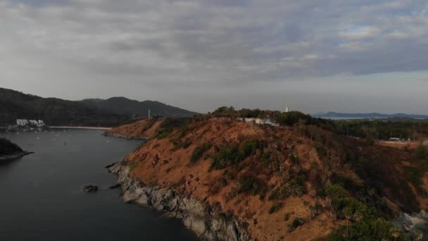 Veduta aerea drone della bellissima Promthep Cape con vista sul Mar delle Andamane dall'isola di Phuket . — Video Stock