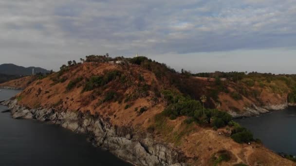 Drohnenblick auf das schöne Promthep-Kap mit Blick auf das andamanische Meer von der Insel Phuket. — Stockvideo