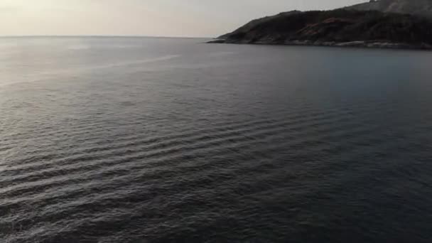Drohnenblick auf das schöne Promthep-Kap mit Blick auf das andamanische Meer von der Insel Phuket. — Stockvideo