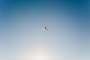 Mavi gökyüzü ve beyaz bulut Phuket, Tayland için altında uçan uçak.