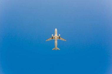 Mavi gökyüzü ve beyaz bulut Phuket, Tayland için altında uçan uçak.