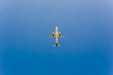 Bangkok, Tayland-25 Ekim 2018: AirAsia 'nın karınca gözü görünümü sol alt köşede gökyüzü pozisyonunda çıkar.