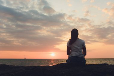 kadın güzel bir gün batımı. Mutlu ve özgür.