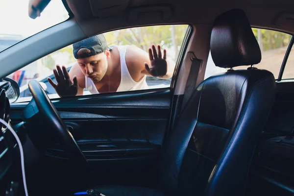 Un hombre que está encerrado fuera de su coche . — Foto de Stock