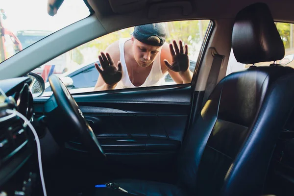 Un hombre que está encerrado fuera de su coche . — Foto de Stock