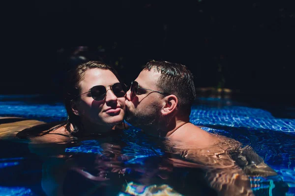 Mladý pár, jsou relaxační bazén párty. Letní dovolená koncept. — Stock fotografie