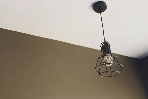 Retro glöd lampa i en modern loft stil, vägg lampa modern. Horisontellt. — Stockfoto