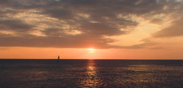 Wunderschöner Sonnenuntergang im Meer im südlichen Teil Thailands. — Stockfoto