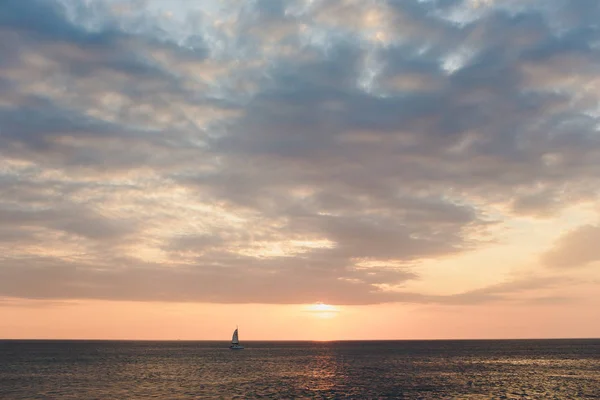 Wunderschöner Sonnenuntergang im Meer im südlichen Teil Thailands. — Stockfoto