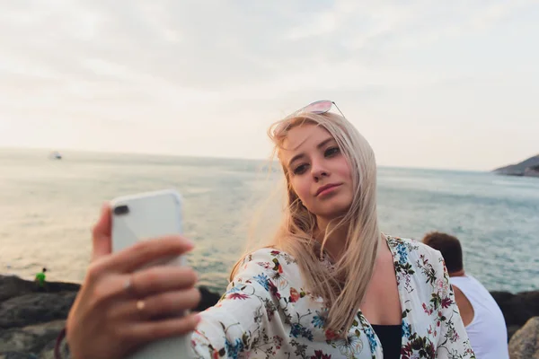 Close up imagem de mulher loira feliz fazendo selfie na praia . — Fotografia de Stock
