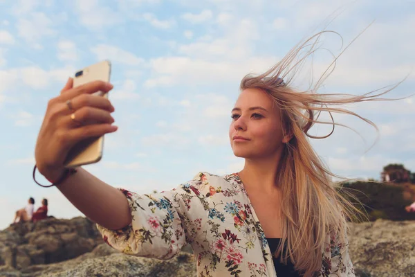 Close up imagem de mulher loira feliz fazendo selfie na praia . — Fotografia de Stock