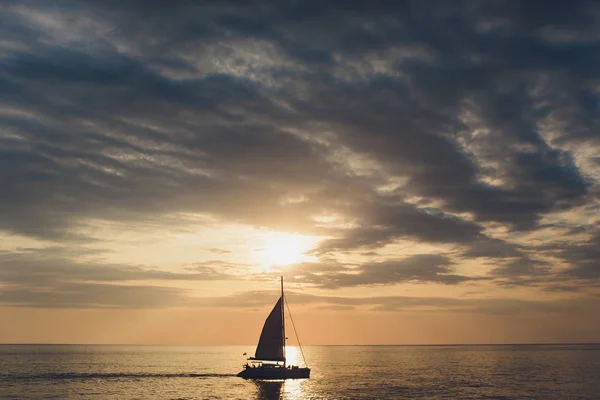 Jacht segelt gegen Sonnenuntergang. Urlaubslandschaft mit Skyline-Segelboot und zwei Möwen. Yachttourismus - maritimer Abendspaziergang. Romantischer Ausflug auf einer Luxusjacht während des Sonnenuntergangs am Meer. — Stockfoto